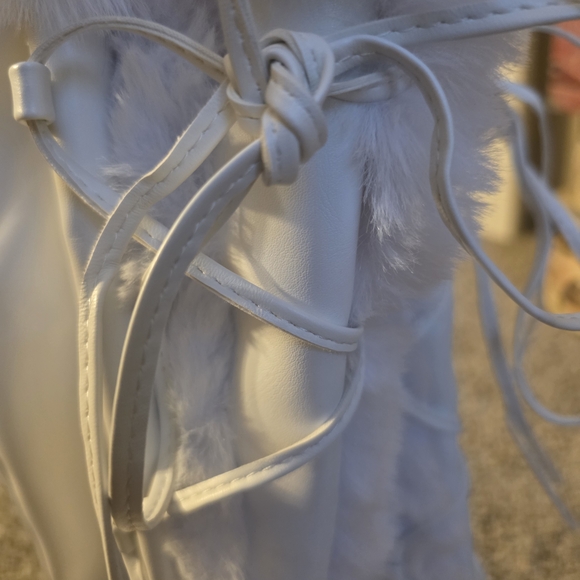 Chic White Faux Fur Lace-Up Heeled Boots - Picture 3 of 7